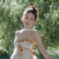 “Apakah dia benar ibu anak tiga?” “Baru saja melahirkan dan sudah terlihat seperti ini?” “Perutnya yang rata tidak bisa dipercaya,” tulis netizen di kolom komentar. Foto: Weibo