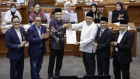 Ketua Panitia Kerja (Panja) BPIH Abdul Wachid (ketiga kanan) menyerahkan berkas hasil rapat kepada Ketua Komisi VIII DPR Marwan Dasopang (ketiga kiri) didampingi Wakil Ketua Komisi VIII Abidin Fikri (kedua kiri) dan Ansory Siregar (kanan), Ketua Panja Pemerintah Jaenal Effendi (kedua kanan) serta Kepala Badan Pelaksana BPKH Fadlul Imansyah (kiri) usai rapat Panja BPIH. Panja DPR dan Pemerintah menyepakati Biaya Penyelenggaraan Ibadah Haji (BPIH) sebesar Rp87,4 juta dan Biaya Perjalanan Ibadah Haji (Bipih) atau biaya yang dibayar jamaah sebesar Rp54,1 juta per orang untuk ibadah haji 1447 Hijriah/2026 Masehi. Foto: ANTARA FOTO/Dhemas Reviyanto
