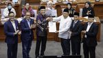 Momen DPR dan Pemerintah Sepakati Biaya Penyelenggaraan Ibadah Haji 2026 Momen DPR dan Pemerintah Sepakati Biaya Penyelenggaraan Ibadah Haji 2026