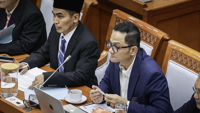 Momen DPR dan Pemerintah Sepakati Biaya Penyelenggaraan Ibadah Haji 2026 Kepala Badan Pelaksana BPKH Fadlul Imansyah (kanan) bersama Ketua Panitia Kerja (Panja) Pemerintah Jaenal Effendi (kiri) mengikuti rapat Panja BPIH di Kompleks Parlemen, Senayan, Jakarta, Rabu (29/10/2025). Panja DPR dan Pemerintah menyepakati Biaya Penyelenggaraan Ibadah Haji (BPIH) tahun 1447 Hijriah atau 2026 Masehi sebesar Rp87,4 juta. ANTARA FOTO/Dhemas Reviyanto/nz