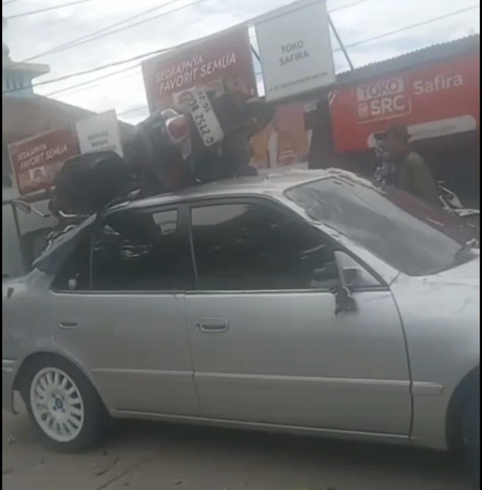 Motor nyangkut di atap mobil akibat kecelakaan (dok. Istimewa) Motor nyangkut di atap mobil akibat kecelakaan (dok. Istimewa)