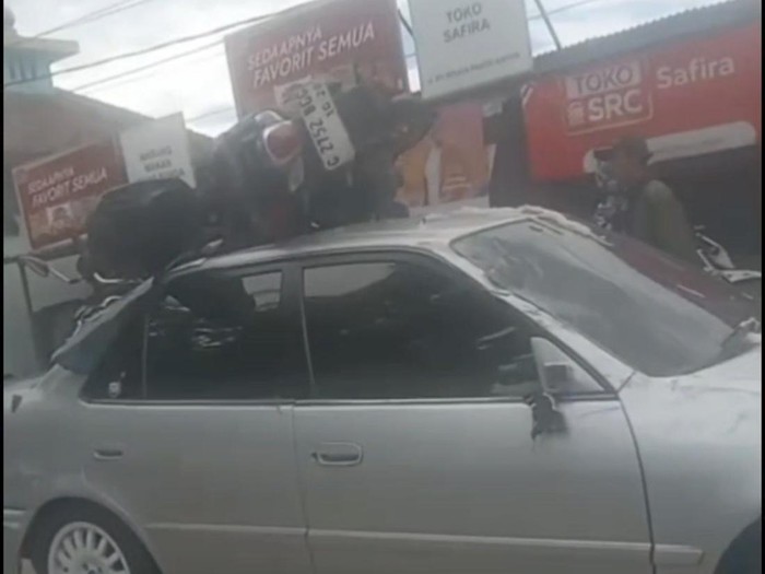 Motor nyangkut di atap mobil akibat kecelakaan (dok. Istimewa) Motor nyangkut di atap mobil akibat kecelakaan (dok. Istimewa)