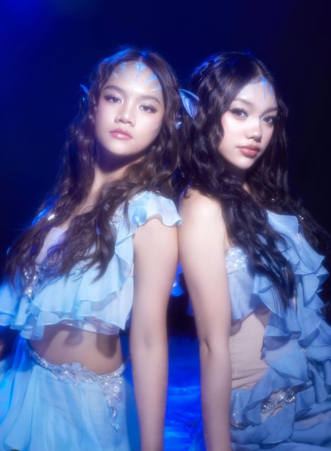 Mengusung tema fantasi dengan sentuhan ala Avatar, Naura Ayu dan adiknya, Neona Ayu, tampil memukau dalam balutan busana bernuansa biru lembut. Under Eywa’s moonlight, the spirits whisper, tulis keterangan unggahan. Foto: Instagram/@naura.ayu