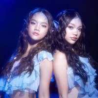 Mengusung tema fantasi dengan sentuhan ala Avatar, Naura Ayu dan adiknya, Neona Ayu, tampil memukau dalam balutan busana bernuansa biru lembut. Under Eywa’s moonlight, the spirits whisper, tulis keterangan unggahan. Foto: Instagram/@naura.ayu