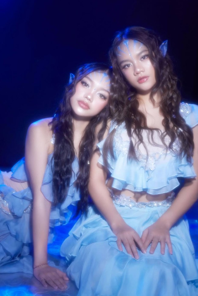 Dress yang dikenakan Naura dan Neona memiliki detail ruffle bertumpuk yang memiliki potongan cut-out pada bagian pinggang. Beberapa sisi dressnya juga dihiasi dengan detail bling-bling yang membuat penampilannya kian memukau. Foto: Instagram/@naura.ayu