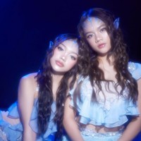 Dress yang dikenakan Naura dan Neona memiliki detail ruffle bertumpuk yang memiliki potongan cut-out pada bagian pinggang. Beberapa sisi dressnya juga dihiasi dengan detail bling-bling yang membuat penampilannya kian memukau. Foto: Instagram/@naura.ayu