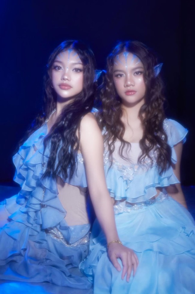 Kompak bak kembar, Naura dan Neona juga memilih menata rambutnya dengan gaya curly yang sama. Aksesori telinga berwarna biru menyerupai kuping elf membuat nuansa dunia fantasi yang diusung semakin kuat. Foto: Instagram/@naura.ayu