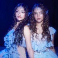 Kompak bak kembar, Naura dan Neona juga memilih menata rambutnya dengan gaya curly yang sama. Aksesori telinga berwarna biru menyerupai kuping elf membuat nuansa dunia fantasi yang diusung semakin kuat. Foto: Instagram/@naura.ayu