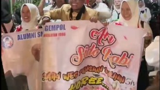 Viral Pria 45 Tahun Nikah Diarak Heboh Teman SMP, Pakai Seragam Putih Biru