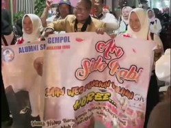 Viral Pria 45 Tahun Nikah Diarak Heboh Teman SMP, Pakai Seragam Putih Biru