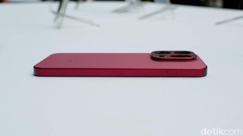 Dibekali baterai 7.025 mAh yang mendukung 80W SuperVOOC, 50W wireless dan 5W reverse wireless Foto: Adi Fida Rahman/detikINET