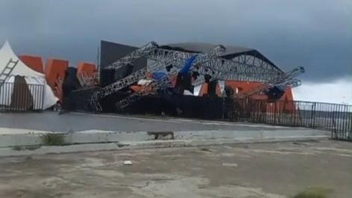 Panggung Mamuju Festival ambruk diterjang angin kencang. Panggung Mamuju Festival ambruk diterjang angin kencang.