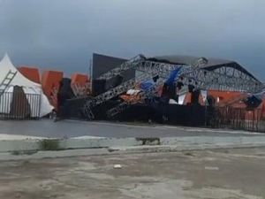Panggung Mamuju Festival Ambruk Diterjang Angin Kencang, Tenda UMKM Roboh