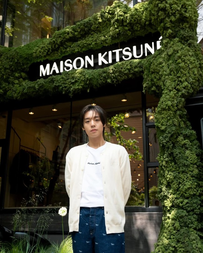 Park Ji Hoon mengaku percaya diri saat membaca komentar soal hidung mancungnya di acara YouTube 1theK Originals. Satu-satunya prosedur yang ia lakukan untuk mengubah penampilan adalah memakai kawat gigi karena satu giginya yang bengkok. Foto: Instagram @0529.jihoon.ig