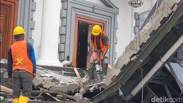 Pekerja membongkar atap teras Kantor Pemerintahan Terpadu (KPT) Brebes yang ambruk pada September lalu, Rabu (29/10/2025). Pekerja membongkar atap teras Kantor Pemerintahan Terpadu (KPT) Brebes yang ambruk pada September lalu, Rabu (29/10/2025).