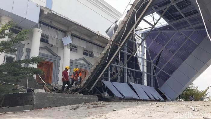 Pekerja membongkar atap teras Kantor Pemerintahan Terpadu (KPT) Brebes yang ambruk pada September lalu, Rabu (29/10/2025). Pekerja membongkar atap teras Kantor Pemerintahan Terpadu (KPT) Brebes yang ambruk pada September lalu, Rabu (29/10/2025).