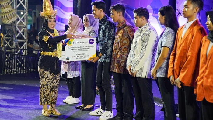 Pemberian beasiswa pada atlet dan siswa di Kota Mojokerto Pemberian beasiswa pada atlet dan siswa di Kota Mojokerto