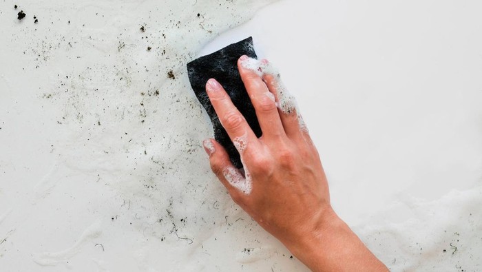 8 Pembersih Kerak Kamar Mandi yang Ampuh dan Tidak Merusak Keramik, Yuk Coba!