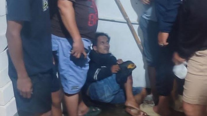 Pemuda di Manggala Makassar diamuk massa usai kepergok mencuri. Pemuda di Manggala Makassar diamuk massa usai kepergok mencuri.