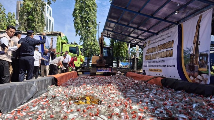 Pemusnahan rokok ilegal dan miras Pemusnahan jutaan batang rokok ilegal dan ribuan liter minuman keras hasil penindakan Bea Cukai Sumbagtim
