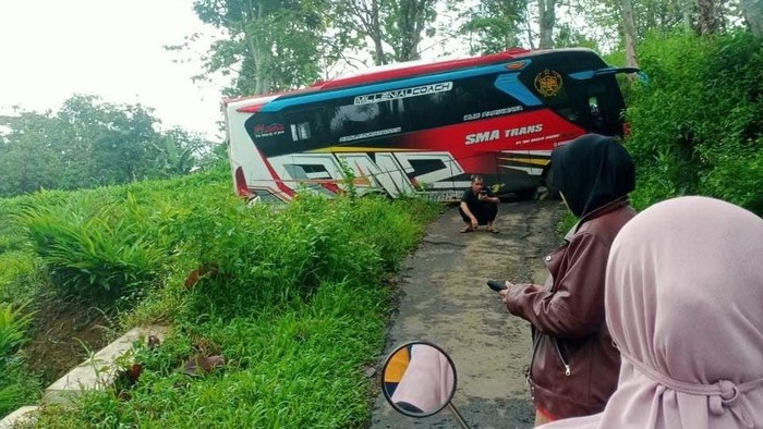Penampakan bus rombongan ziarah tersesat di Hutan Plukaran, Kecamatan Gembong, Pati, Rabu (29/10/2025). Penampakan bus rombongan ziarah tersesat di Hutan Plukaran, Kecamatan Gembong, Pati, Rabu (29/10/2025).