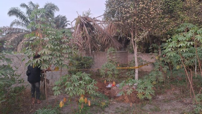 Penampakan kuburan pria yang tewas terbungkus terpal di Kabupaten Siak, Riau. Kuburan itu diketahui warga pada Selasa (28/10/2025).