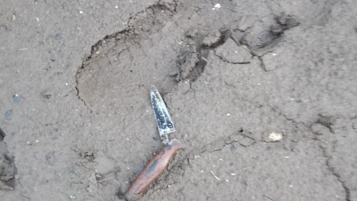 Penampakan pisau dapur yang digunakan ES menikam Dani temannya sendiri.Penampakan pisau dapur yang digunakan ES menikam Dani temannya sendiri. Penampakan pisau dapur yang digunakan ES menikam Dani temannya sendiri.