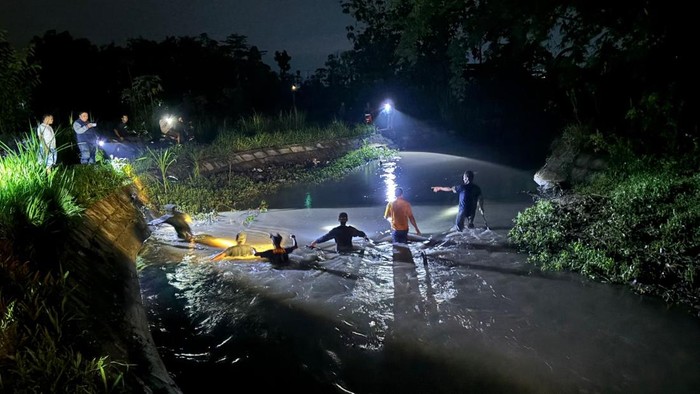 Pencarian bocah hilang saat ditinggal ibunya mandi Pencarian bocah hilang saat ditinggal ibunya mandi