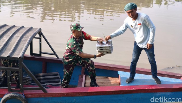 Pendistribusian MBG di daerah terpencil Sidoarjo mulai disalurkan menggunakan transportasi perahu Pendistribusian MBG di daerah terpencil Sidoarjo mulai disalurkan menggunakan transportasi perahu