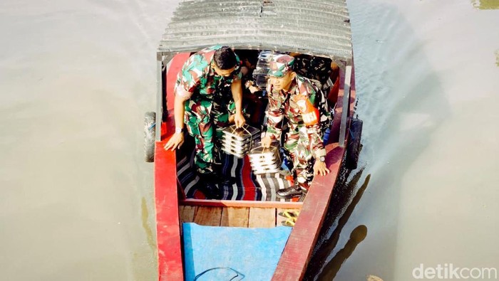 Pendistribusian MBG di daerah terpencil Sidoarjo mulai disalurkan menggunakan transportasi perahu, Rabu (29/10/2025).