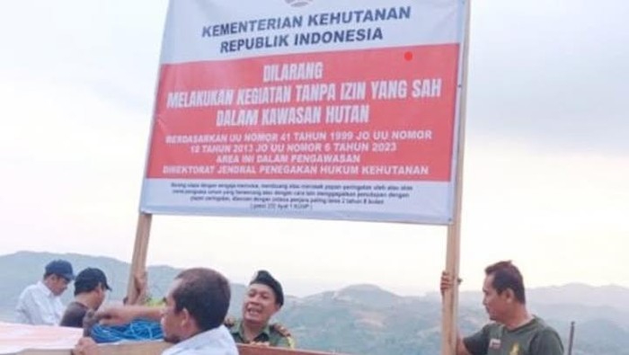 Penyegelan tambang emas ilegal dekat Sirkuit Mandalika, Lombok Tengah. (Foto: Kemenhut)