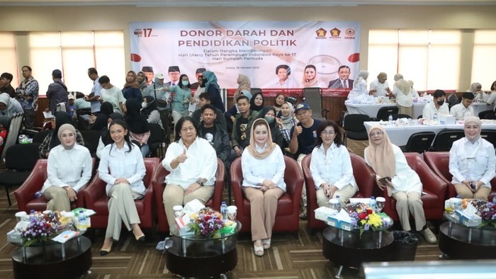 Perempuan Indonesia Raya (PIRA) merayakan hari ulang tahunnya yang ke-17 sekaligus memperingati Hari Sumpah Pemuda dengan menggelar kegiatan donor darah dan pendidikan politik. Perempuan Indonesia Raya (PIRA) merayakan hari ulang tahunnya yang ke-17 sekaligus memperingati Hari Sumpah Pemuda dengan menggelar kegiatan donor darah dan pendidikan politik.