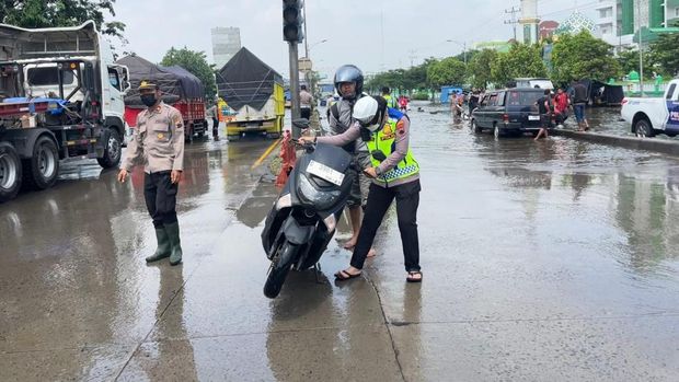 Personel Satlantas Polrestabes Semarang melakukan pengaturan lalu lintas, Rabu (29/10/2025). Personel Satlantas Polrestabes Semarang melakukan pengaturan lalu lintas, Rabu (29/10/2025).