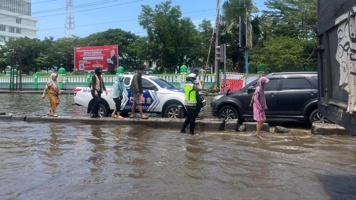 Personel Satlantas Polrestabes Semarang melakukan pengaturan lalu lintas, Rabu (29/10/2025). Personel Satlantas Polrestabes Semarang melakukan pengaturan lalu lintas, Rabu (29/10/2025).