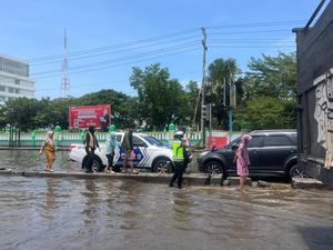 Polrestabes Semarang Atur Lalu Lintas Akibat Jalan Tergenang Air