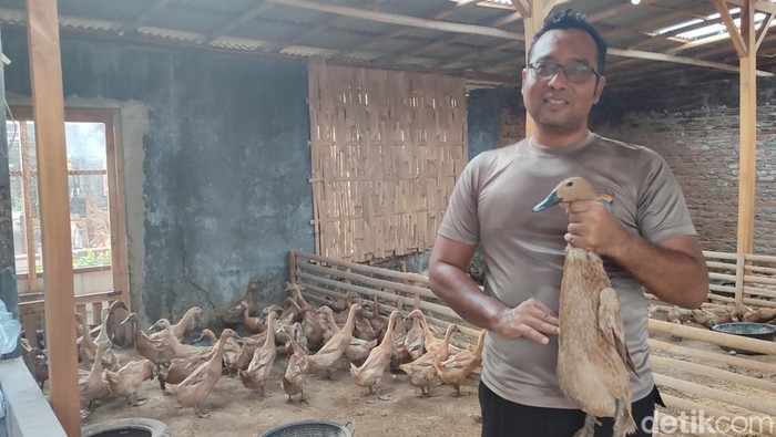 Perwira polisi asal Klaten, AKP Ari Widodo saat di kandang bebeknya. Foto diunggah Rabu (29/10/2025). Perwira polisi asal Klaten, AKP Ari Widodo saat di kandang bebeknya.