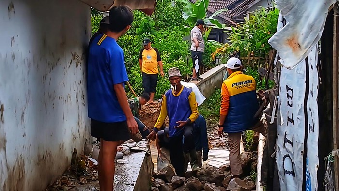 Petugas cek dan siapkan penanganan usai banjir bandang di Cisolok. Petugas cek dan siapkan penanganan usai banjir bandang di Cisolok.