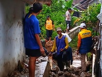 Petugas Tinjau dan Tangani Kerusakan Akibat Banjir Bandang di Cisolok