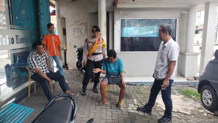 Pihak kepolisian menindaklanjuti laporan warga terhadap tindakan eksibisionis di sekitar Pasar Wage Purwokerto. Pihak kepolisian menindaklanjuti laporan warga terhadap tindakan eksibisionis di sekitar Pasar Wage Purwokerto.