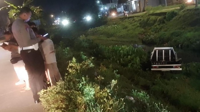 Pikap terjun ke kanal Aeropala Gowa. Pikap terjun ke kanal Aeropala Gowa.