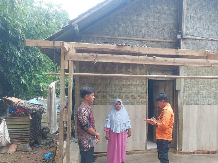 Pohon tumbang timpa rumah di Tenjo Bogor (dok.istimewa) Pohon tumbang timpa rumah di Tenjo Bogor (dok.istimewa)