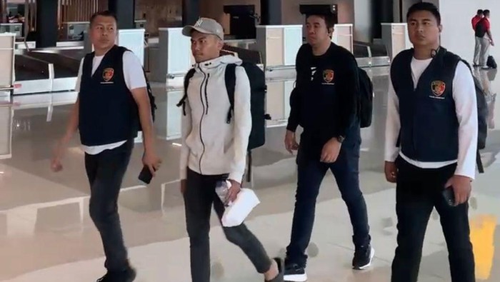 Polda Gorontalo Polda Gorontalo menetapkan tersangka baru berinisial RA dalam kasus korupsi proyek Jalan Nani Wartabone. Tersangka ditangkap di Makassar.