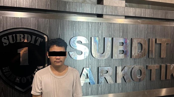 Polda Metro Jaya menangkap satu pengedar narkoba, AAD, di kawasan Kebon Jeruk, Jakarta Barat (Jakbar). (dok. ist) Polda Metro Jaya menangkap satu pengedar narkoba, AAD, di kawasan Kebon Jeruk, Jakarta Barat (Jakbar). (dok. ist)