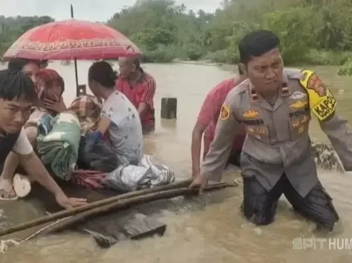 Polisi Bantu Evakuasi Warga Saat Banjir Landa Kolaka Polisi Bantu Evakuasi Warga Saat Banjir Landa Kolaka