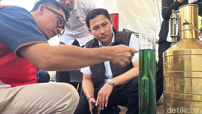 Polisi bersama Pertamina melakukan pengecekan dan uji sampel sejumlah BBM termasuk Pertalite seiring banyaknya keluhan motor mogok di Kota Kediri. Polisi bersama Pertamina melakukan pengecekan dan uji sampel sejumlah BBM termasuk Pertalite seiring banyaknya keluhan motor mogok di Kota Kediri.