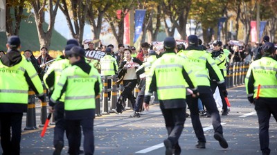 Polisi Cegah Pengunjuk Rasa Berlari ke Lokasi Kunjungan Trump di Gyeongju