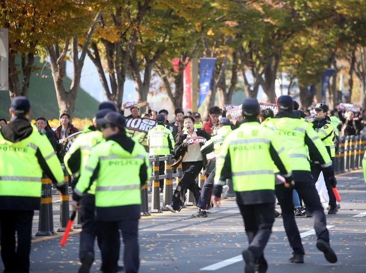 Polisi Cegah Pengunjuk Rasa Berlari ke Lokasi Kunjungan Trump di Gyeongju