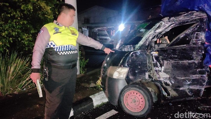 Mobil Pikap Keluar Jalur Tabrak Bus di Parepare, Sopir Luka-luka