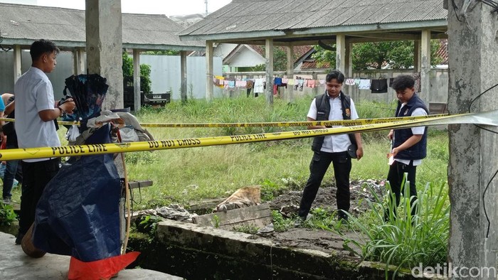 Polisi melakukan olah TKP kasus pria tikam teman hingga tewas di bangunan eks Pasar Ikan Cieunteung Tasikmalaya. Polisi melakukan olah TKP kasus pria tikam teman hingga tewas di bangunan eks Pasar Ikan Cieunteung Tasikmalaya.