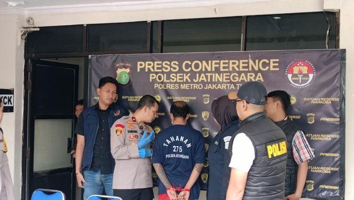 Polisi memeriksa empat orang saksi untuk mengungkap kronologi utuh pria di Jaktim menganiaya rekannya sendiri hingga tewas. (Antara/Siti N) Polisi memeriksa empat orang saksi untuk mengungkap kronologi utuh pria di Jaktim menganiaya rekannya sendiri hingga tewas. (Antara/Siti N)